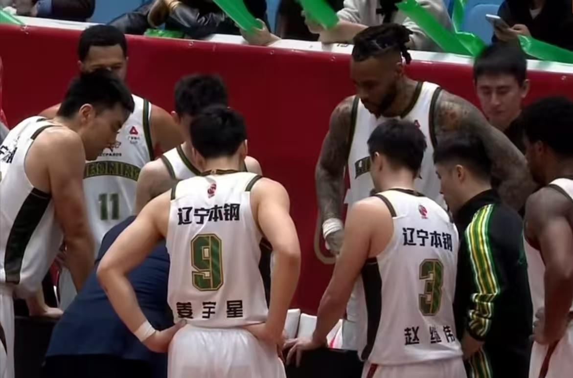 越来越看不懂辽宁男篮主帅乌戈的用人方式了，简直不可思议！尤其在小外援使用上太让人