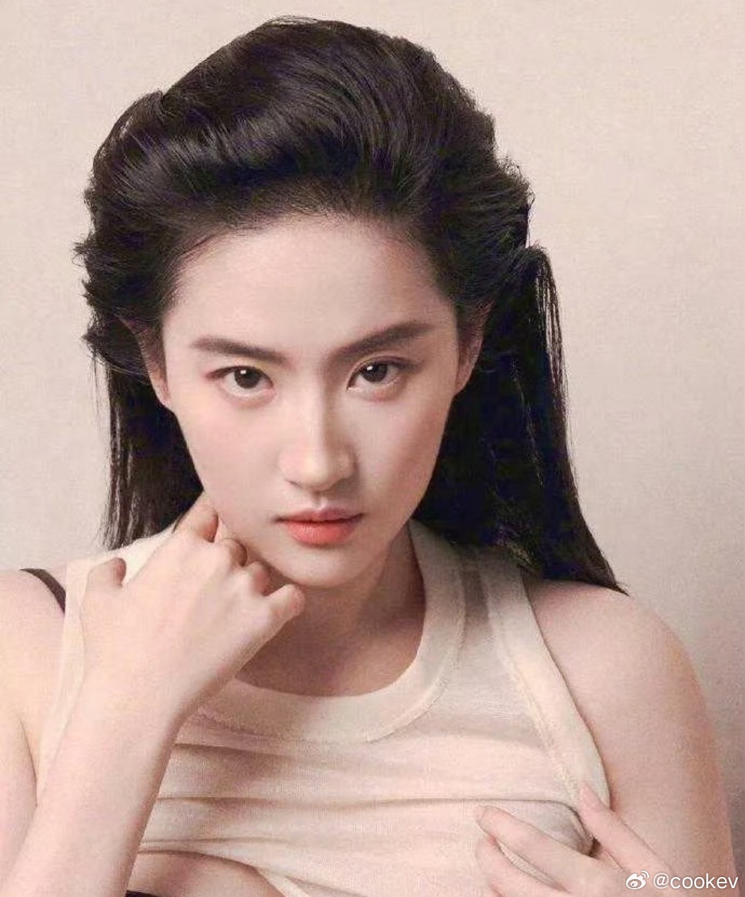 谁懂啊，刘亦菲这张大片里的手