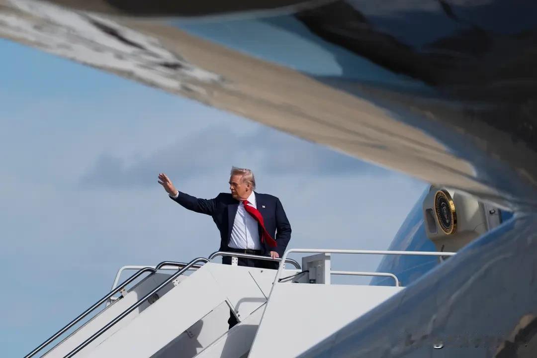 特朗普突然改变行程，

宣布不出席最高法院关税案辩论，称“不想分散注意力”。
