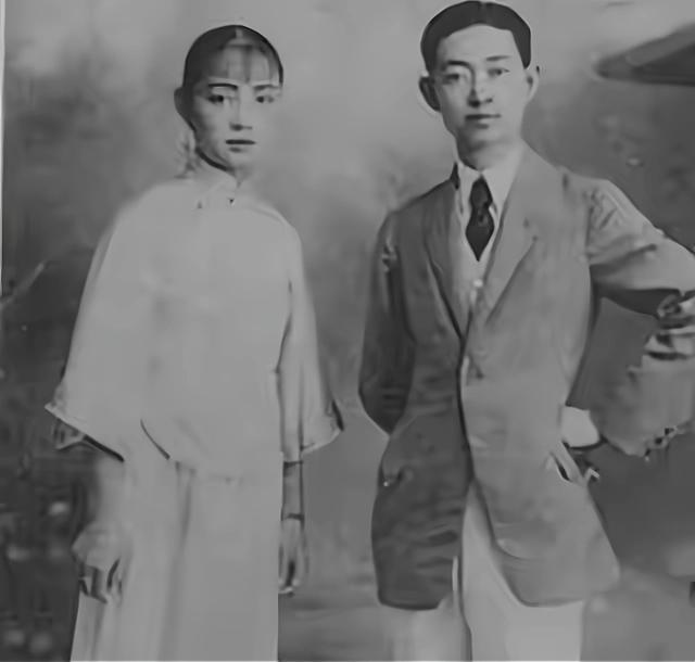 梅兰芳原配去世后，其妾室让儿子为她发丧，丈夫去世后将两人合葬
提到梅兰芳的感情史