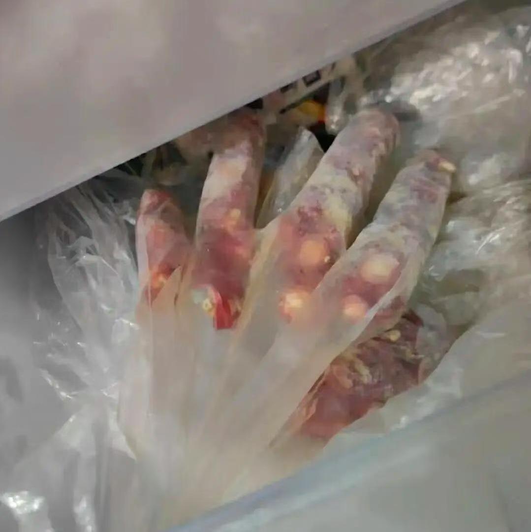 打开朋友家冰箱那一刻，我差点吓得报警！

去朋友家做客，她忙着切菜，让我去冷冻层