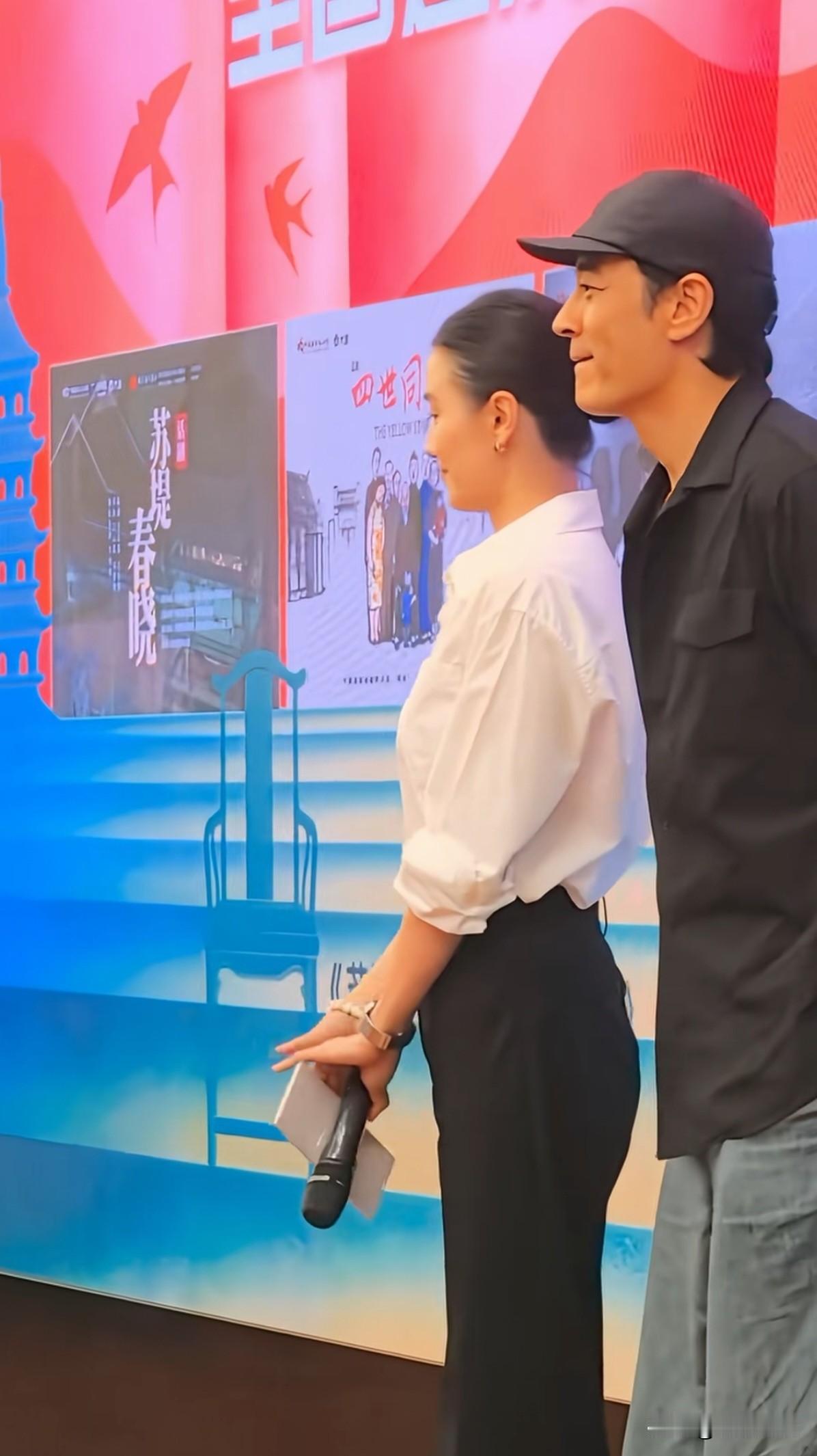 男演员小心翼翼的站在大明星宋佳旁边。不爱主动争抢曝光，只是专心扎根拍戏。

经常