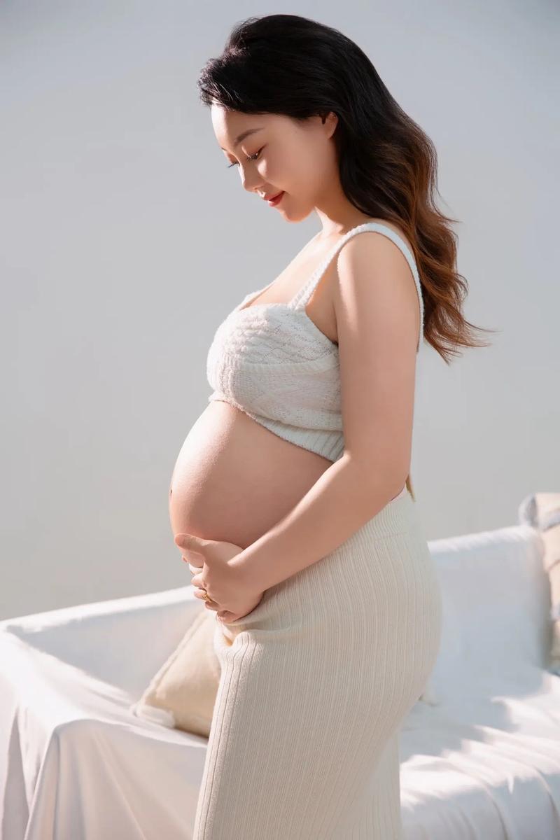女人变脸比翻书都快
夫妻俩本是大学同学，妻子漂亮，文静话不多爱看书。
两人大学毕