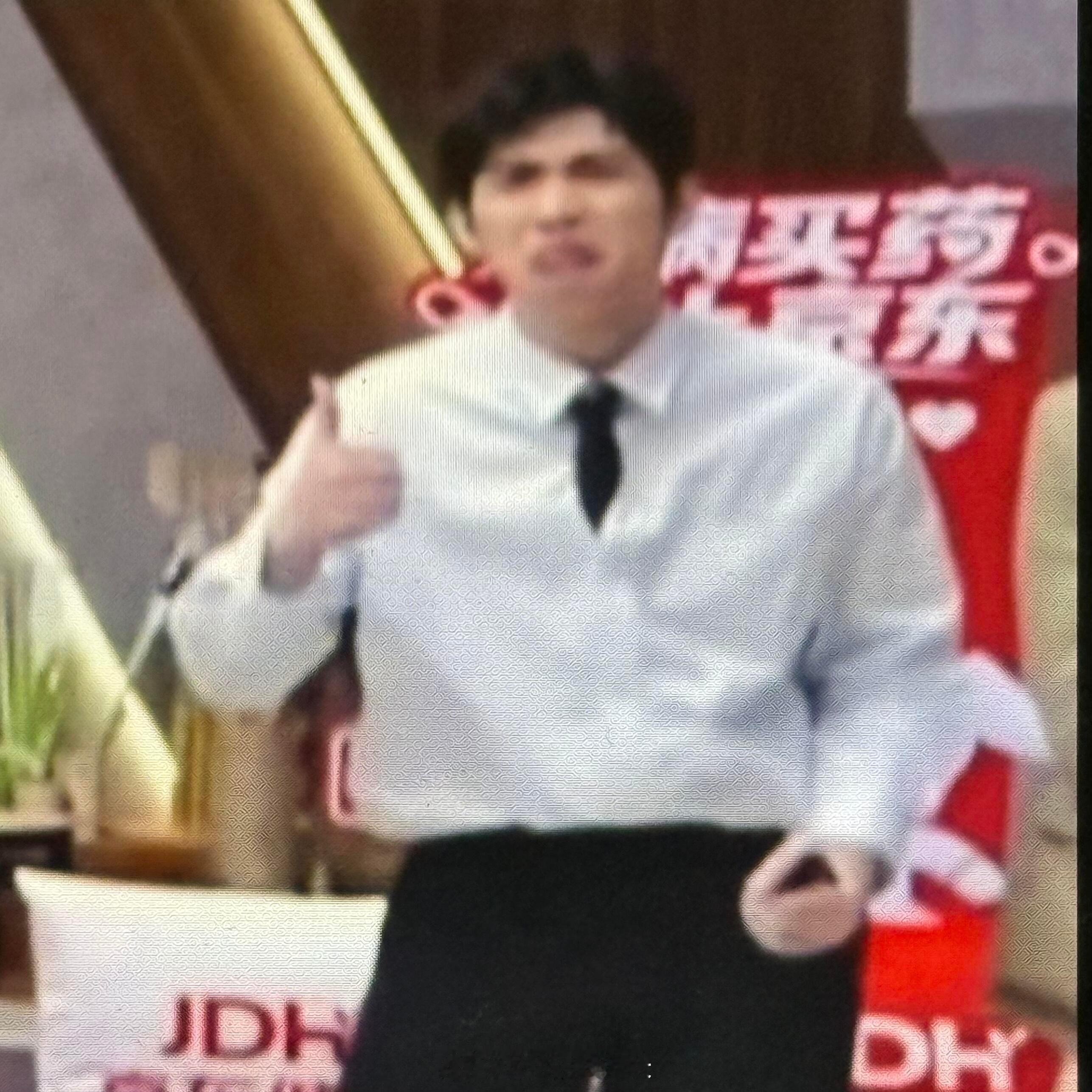 披荆斩棘张彬彬的临场反应笑点拉满，一脸茫然错愕，神态十分鲜活。卸下偶像包袱，完全