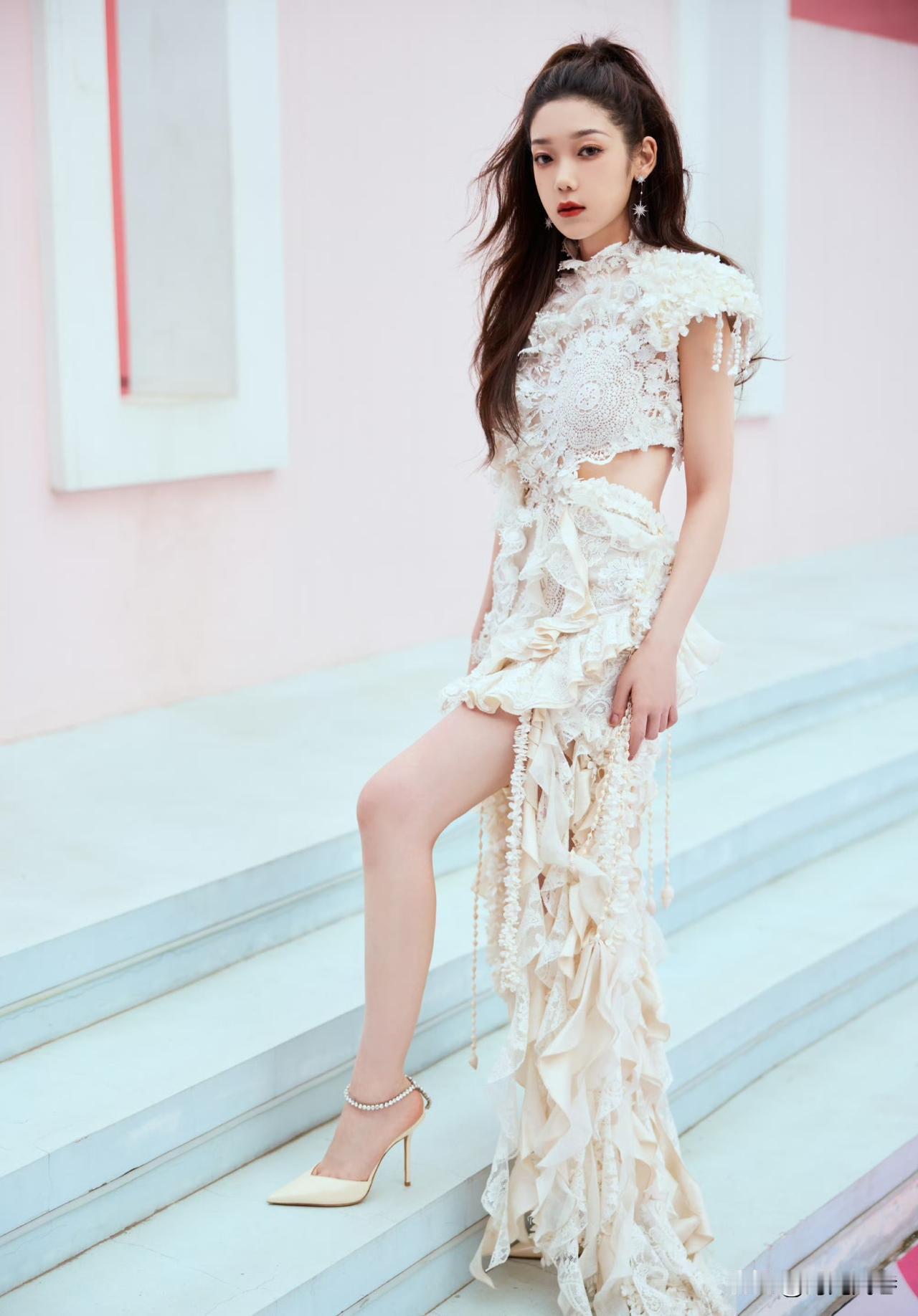 她颜值貌美如花，她身材高挑曼妙，她年龄正值青春。她是北京姑娘，她是内地女歌手，独