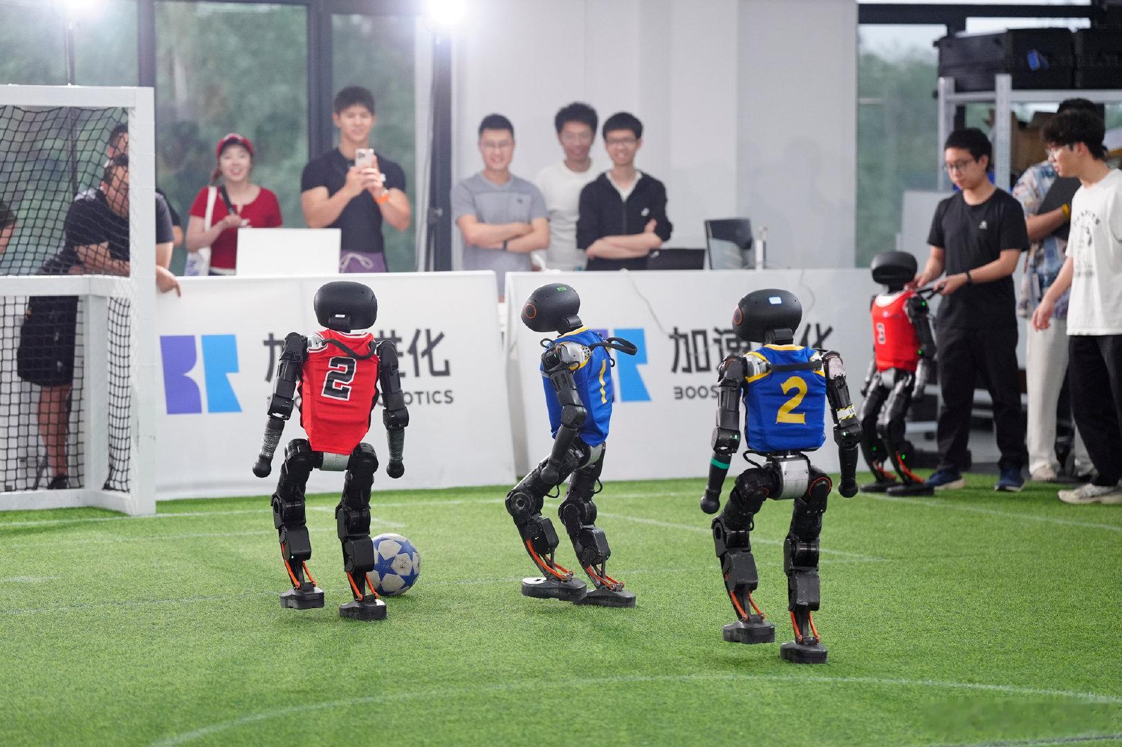 机器人踢足球一条龙进球 2025世界人形机器人运动会参赛公司探营，机器人踢足球了