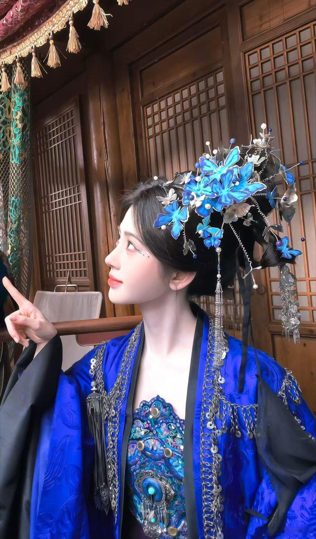 岳雨婷鞠婧祎都演苏绿夏 短剧版靠遮眼刘海杀疯出圈，长剧版单人过会巨女主待遇，俩版