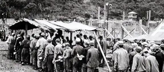 1954年，14000余名志愿军战俘被遣往台湾，蒋经国在码头悄然落泪，蒋介石当夜
