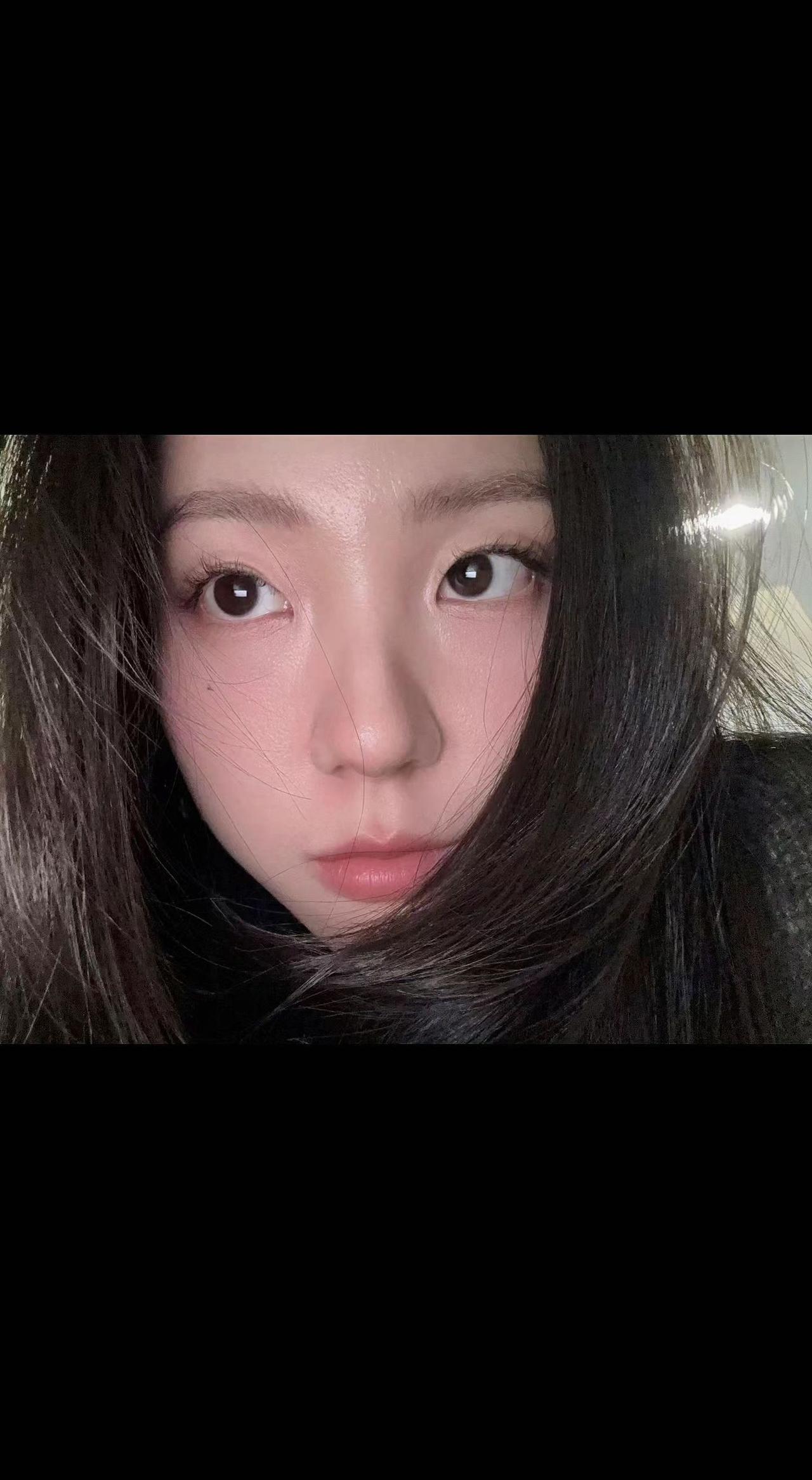 ✨碎发藏着月光的吻痕🌙 眼神是未拆的情书💌 这一刻 连呼吸都成了慢镜头