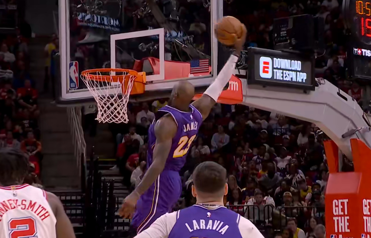 詹姆斯上半场8中8，三分2中2，还有三个扣篮，完美的半场球。 