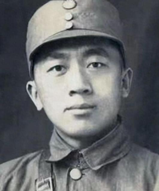 1944年，卧底敌营四年的施亚夫查哨归家，伪军副师长夫人突然拽住他低语：“日军已