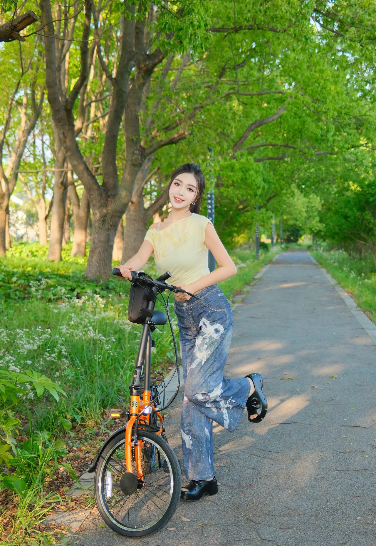 从树荫出发，经过长椅，

在光影交错的小路上，

遇见了最好的时光。

原来快乐