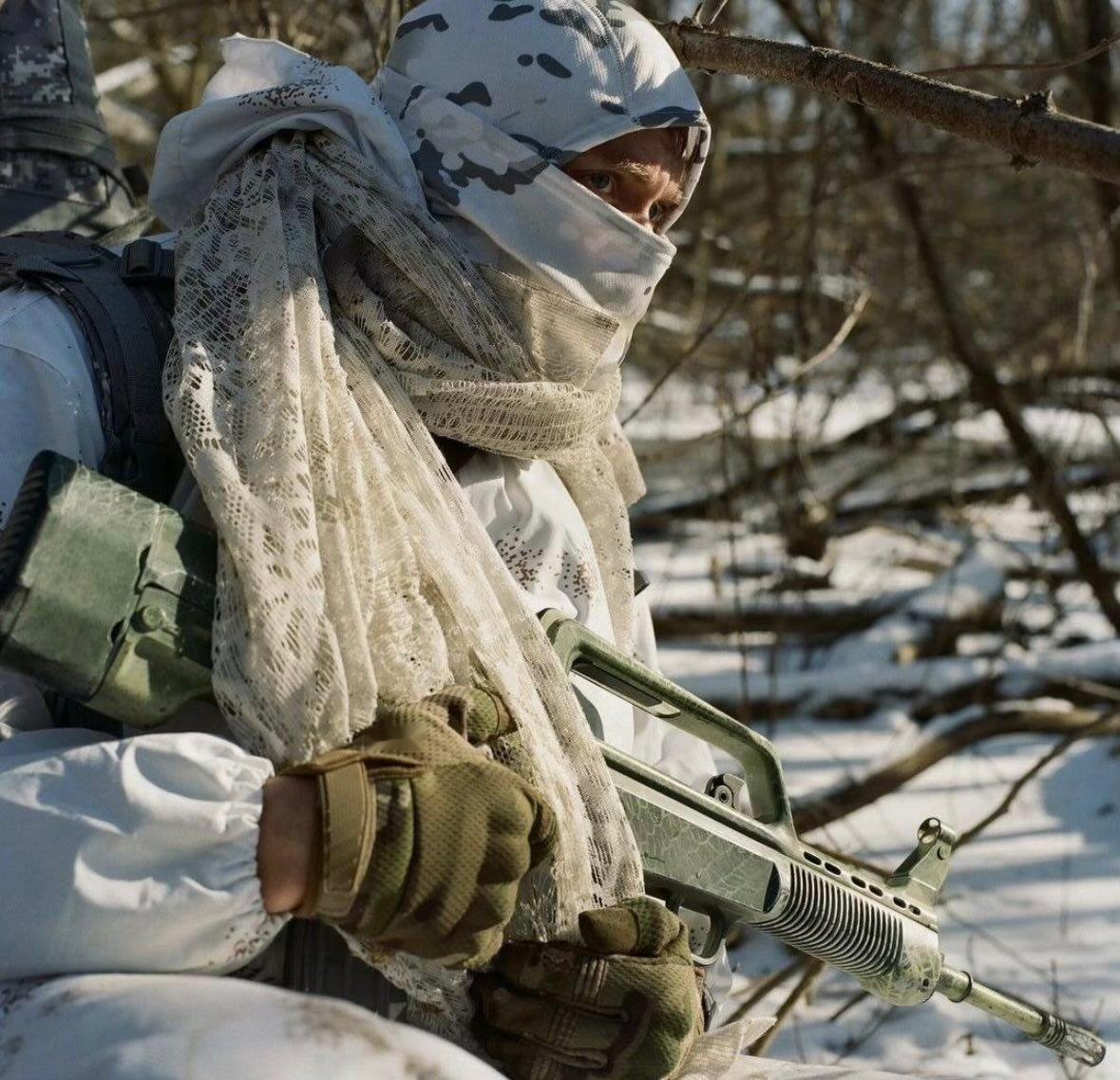 乌军士兵手里的QBZ-97 