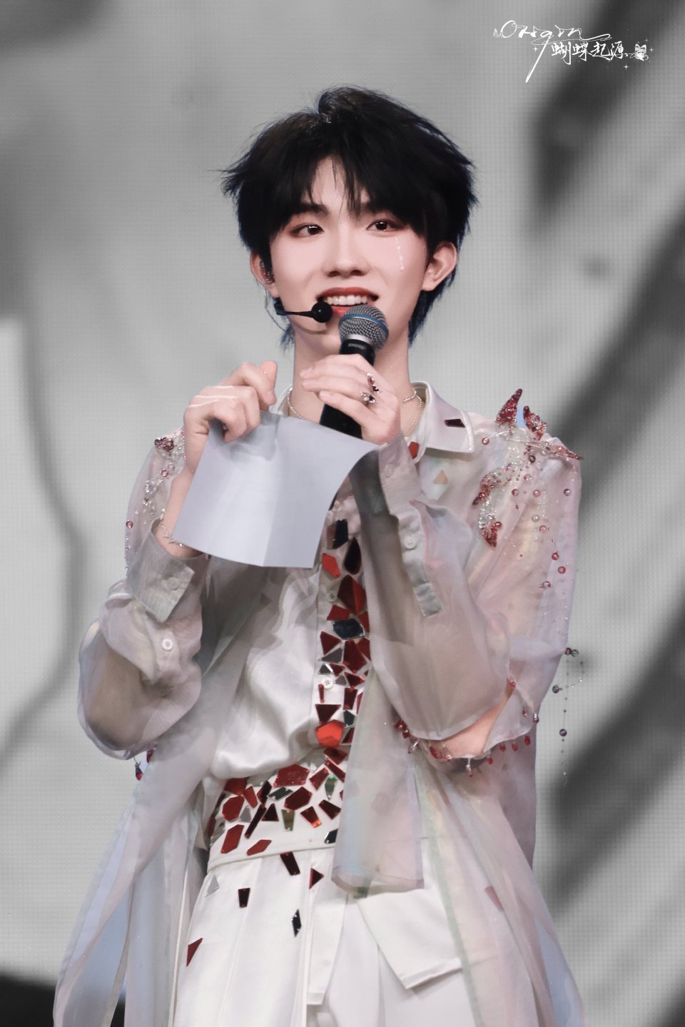 苏新皓直拍夯爆了演唱会现场苏新皓人气超高，直拍镜头下律动感绝了，动作流畅又有力量