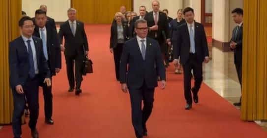 芬兰总理奥尔波展示访华的“成果”，而让芬兰最兴奋的很可能不是中芬的贸易成果，而是