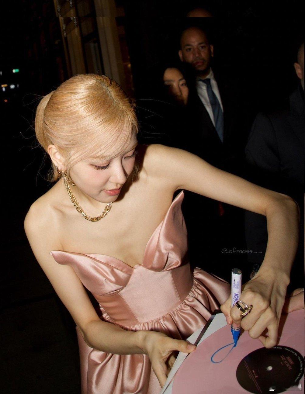 ROSÉ朴彩英 🌸 纽约Tiffany活动路透，看得出她是公主 ​​​