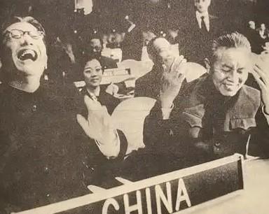 83年乔冠华葬礼现场，一位身份特殊的客人到来，章含之因情绪激动当场失声痛哭！
1