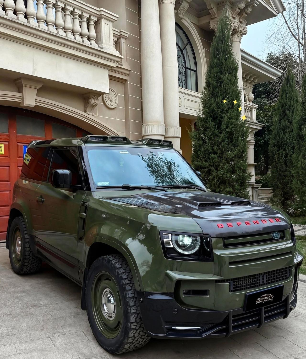 复古暗绿加持，路虎卫士改写硬派美学拒绝千篇一律，给硬派越野换上复古暗绿新装。哑光