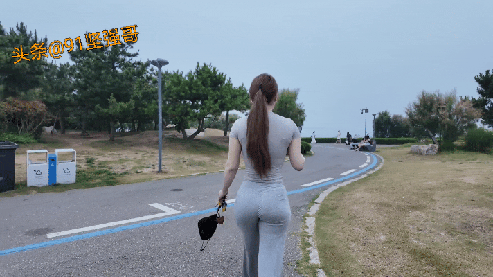 谁不喜欢这样的老婆？长得漂亮，又会赚钱！