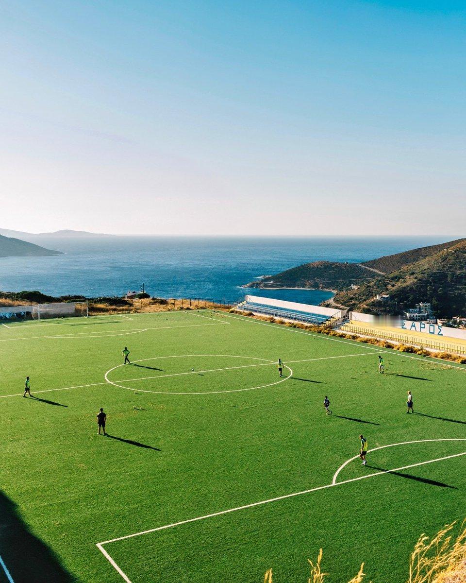 不仅是踢球，更是心灵的洗礼和放松。🌊⚽️球场