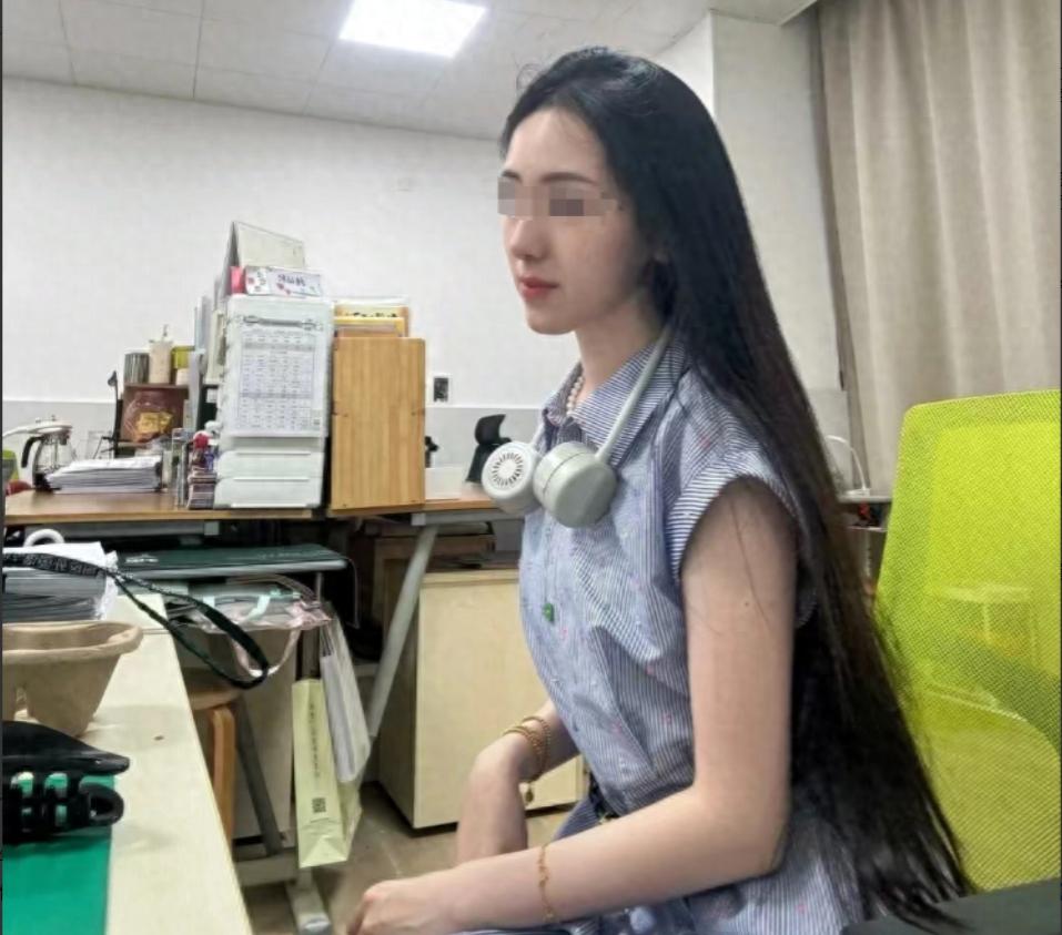 “我不会跪着服务家长！”
浙江一女老师开学前一天辞职，她在群里发布重要通知，有家