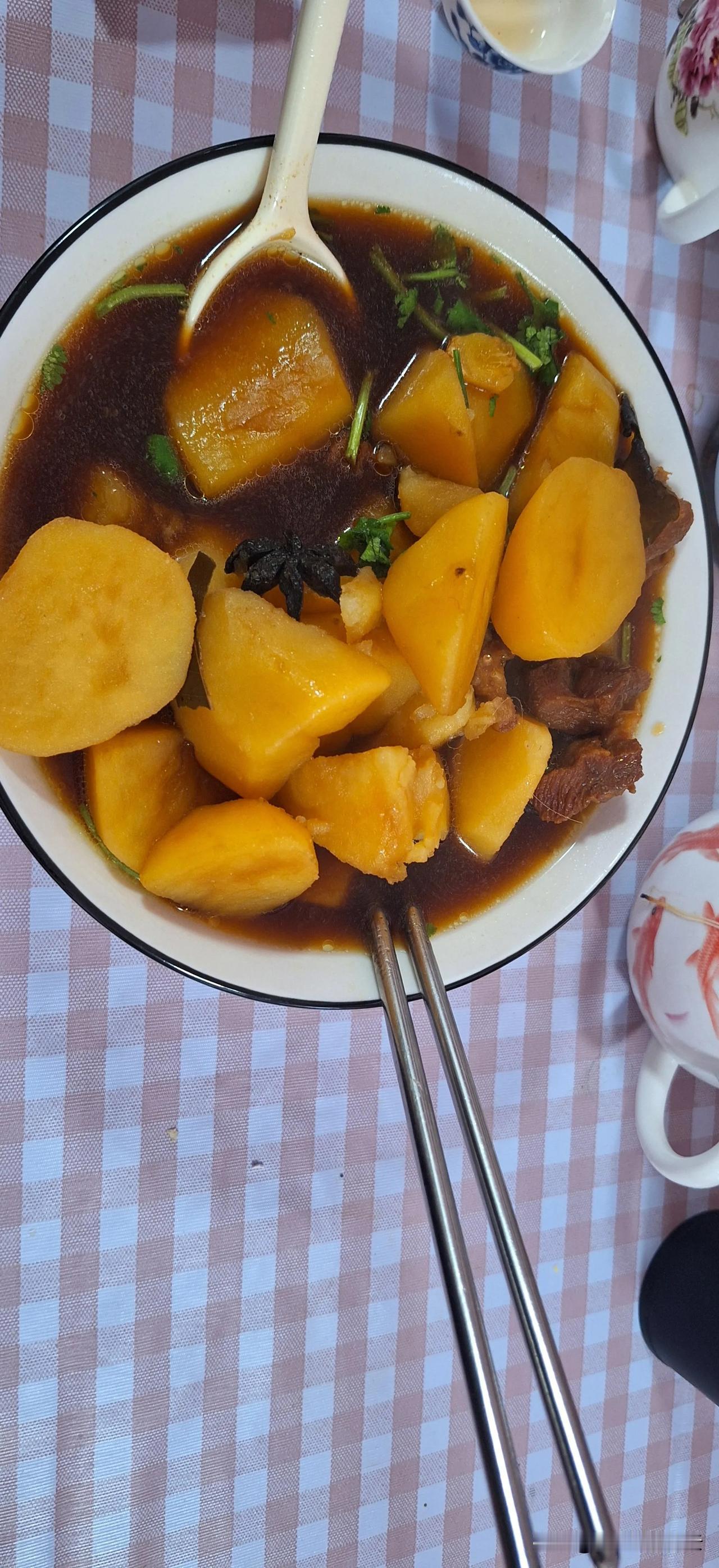 土豆烧牛肉为“古拉希”背了八十年的锅

         吃着土豆烧牛肉，想起那