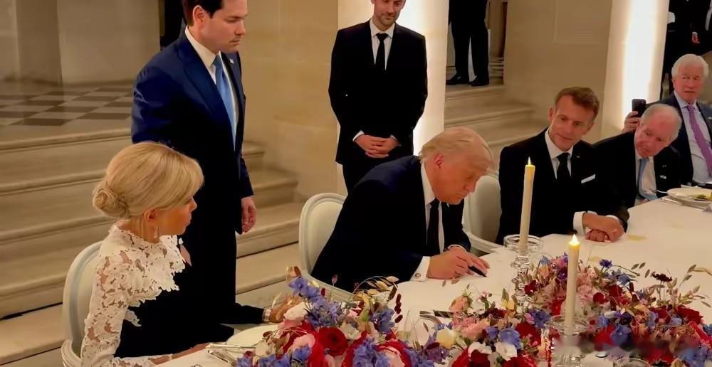 美伊两国在瑞士的签字仪式最终还是被以色列搅黄了
大家不要以为特朗普在凡尔赛宫里面