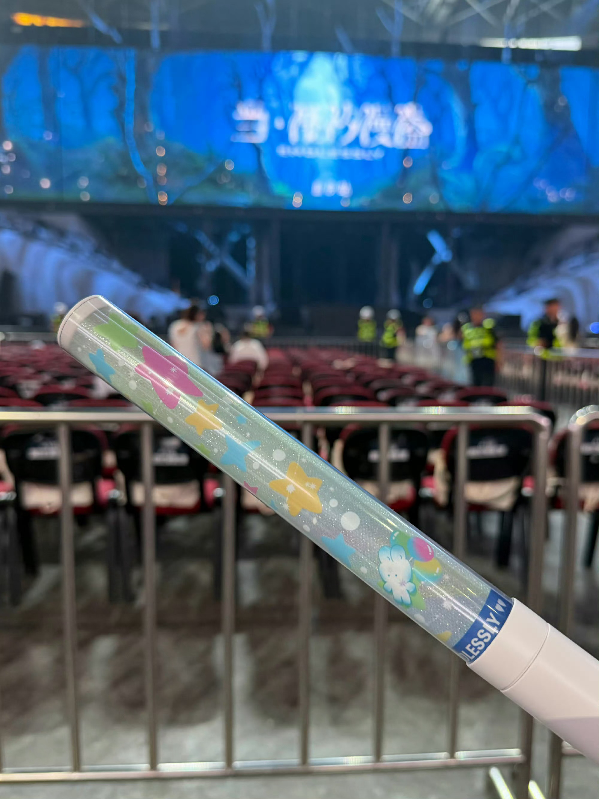 才发现王俊凯演唱会发的应援棒是兔子诶！就是新歌专辑封面上的兔子，好可爱！王俊凯应