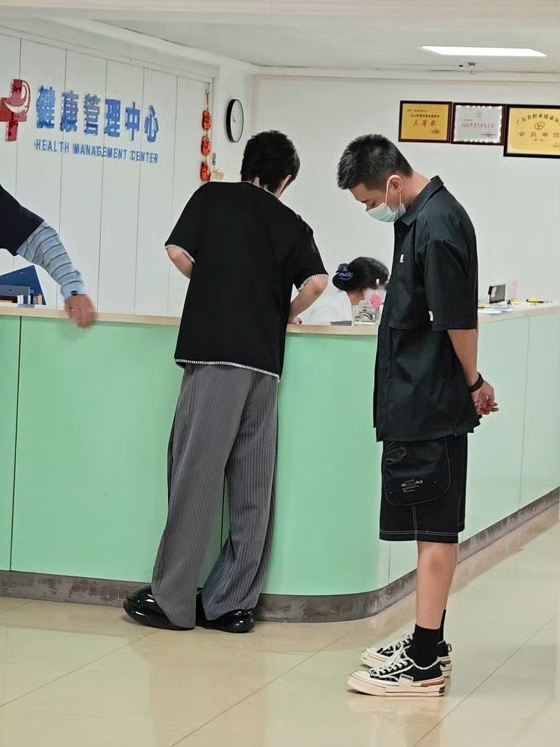 在医院看见刘也李振宁刘彰了谁的青春回忆突然同框，在医院意外撞见三人合体，一次特别