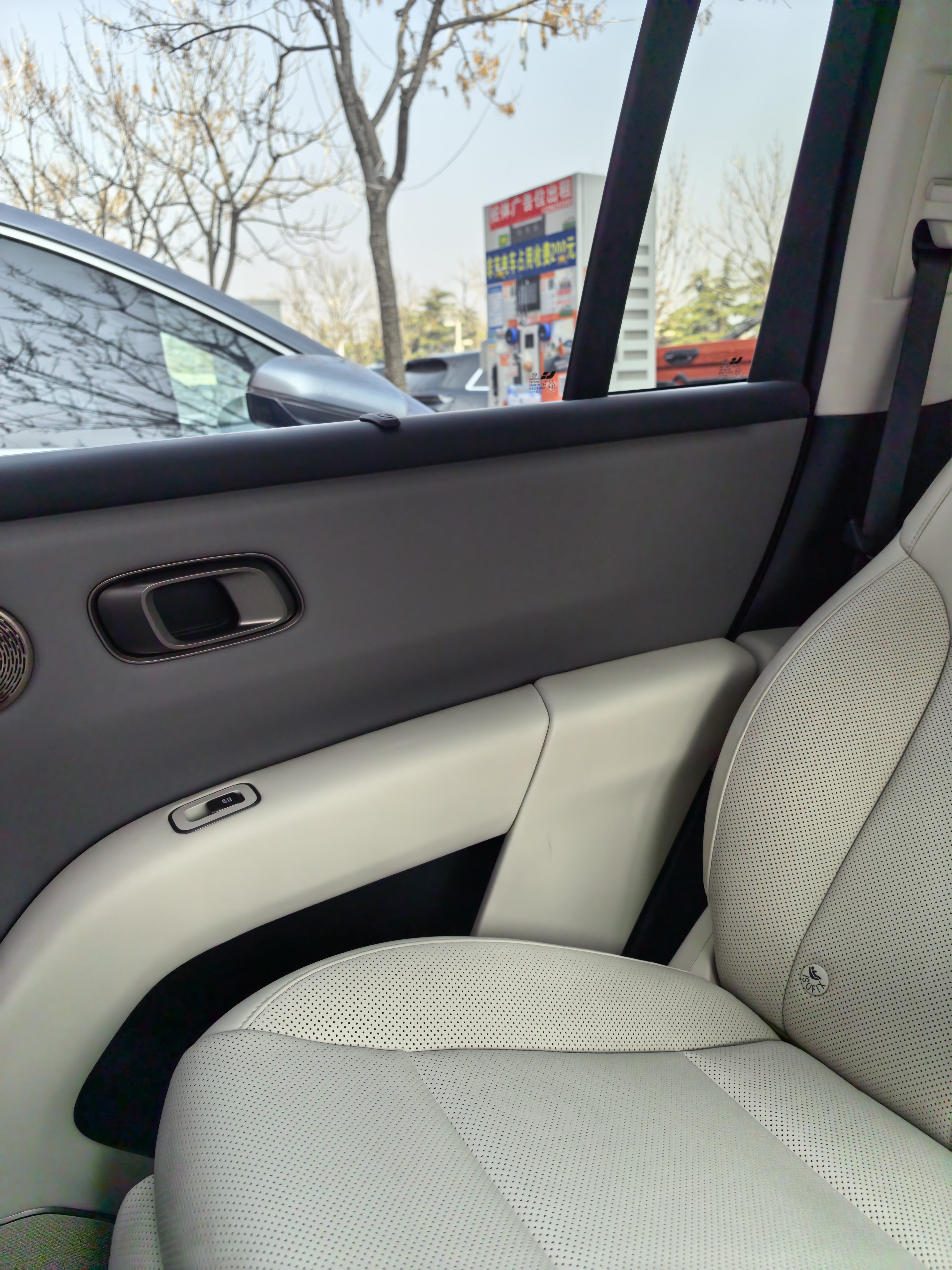 这几天给理想i8 做了个内饰深度清洗，准备过年。把车送到店里的时候只剩下了40公