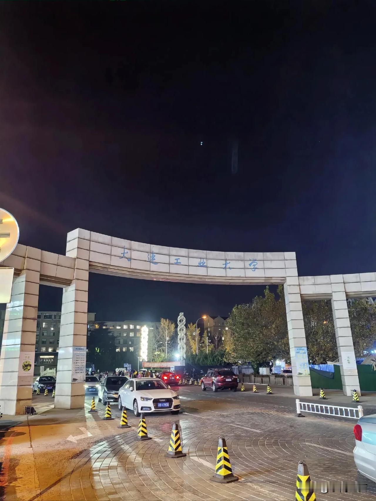 快刀斩乱麻，这下总算彻底琢磨明白了，大连工业大学为啥非开除李同学不可。看看那个英