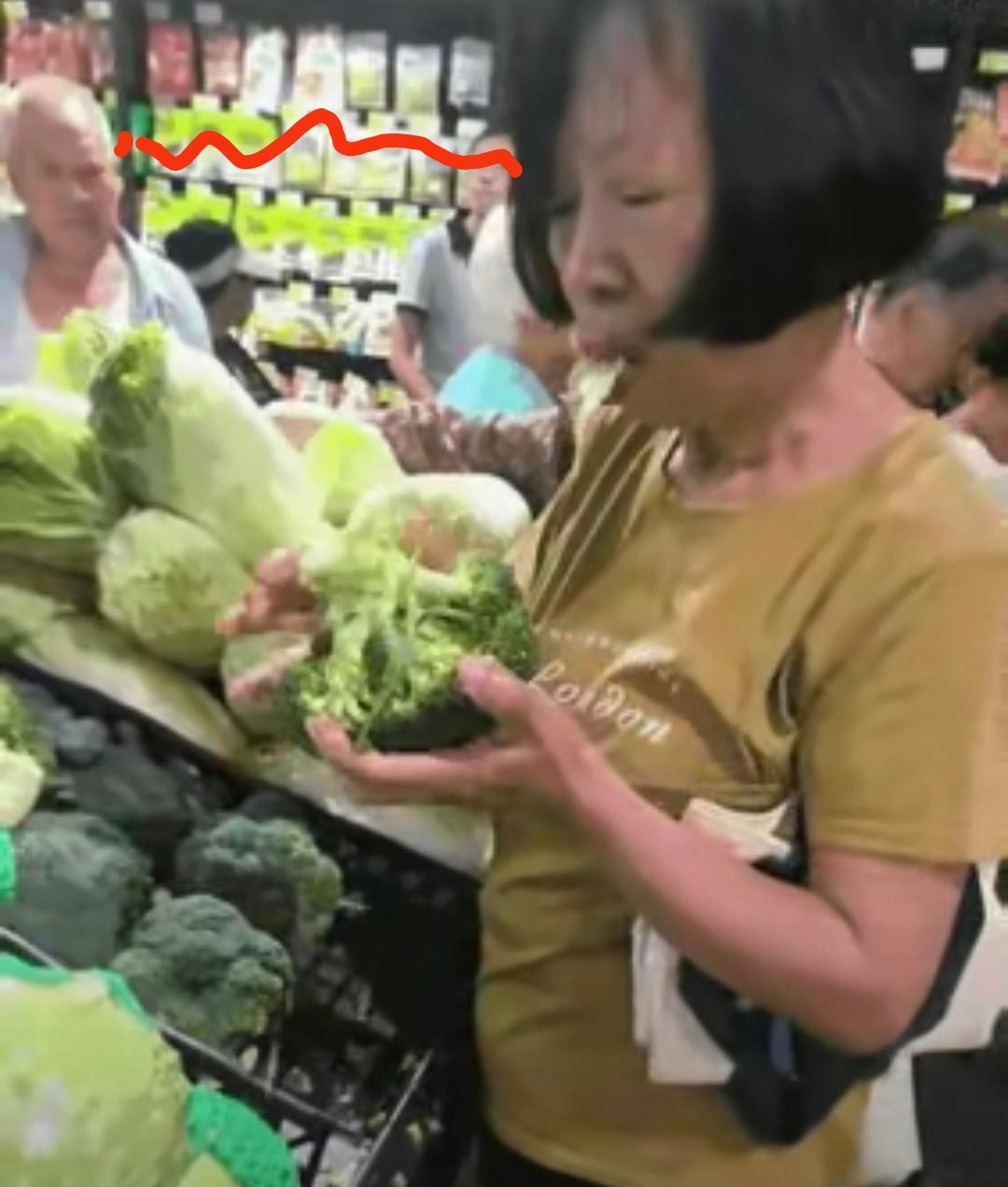 大爷都深感佩服！被大姨为了买西兰花不要梗，拿牙硬啃。