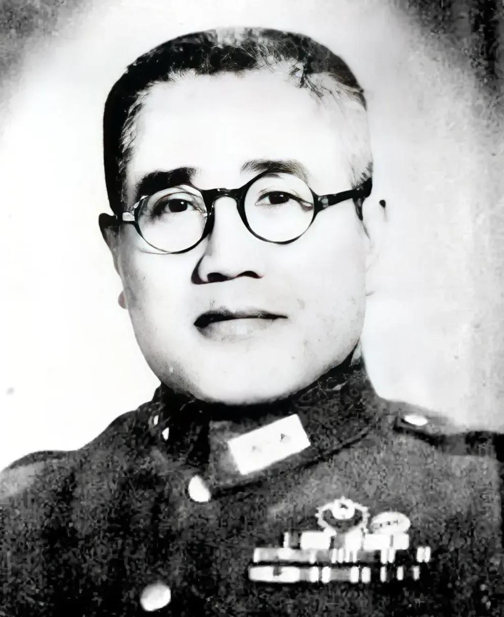 1948年，廖耀湘下令枪决戴海容，宪兵闯入师部准备执行命令，谁知戴海容却冷笑道：