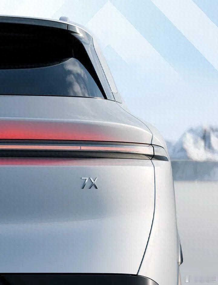 #极氪全新SUV# 命名为“7X”，是一款纯电系统加持的大五座#中型SUV# 。