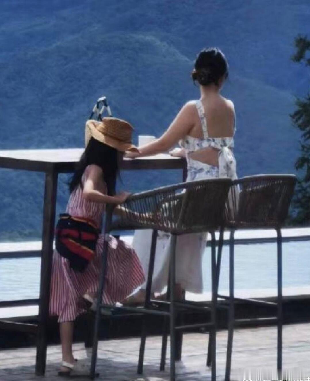 霍思燕带女儿和朋友聚餐 之前就看见过霍思燕带女儿喝下午茶！她一直都女儿啊，儿女双