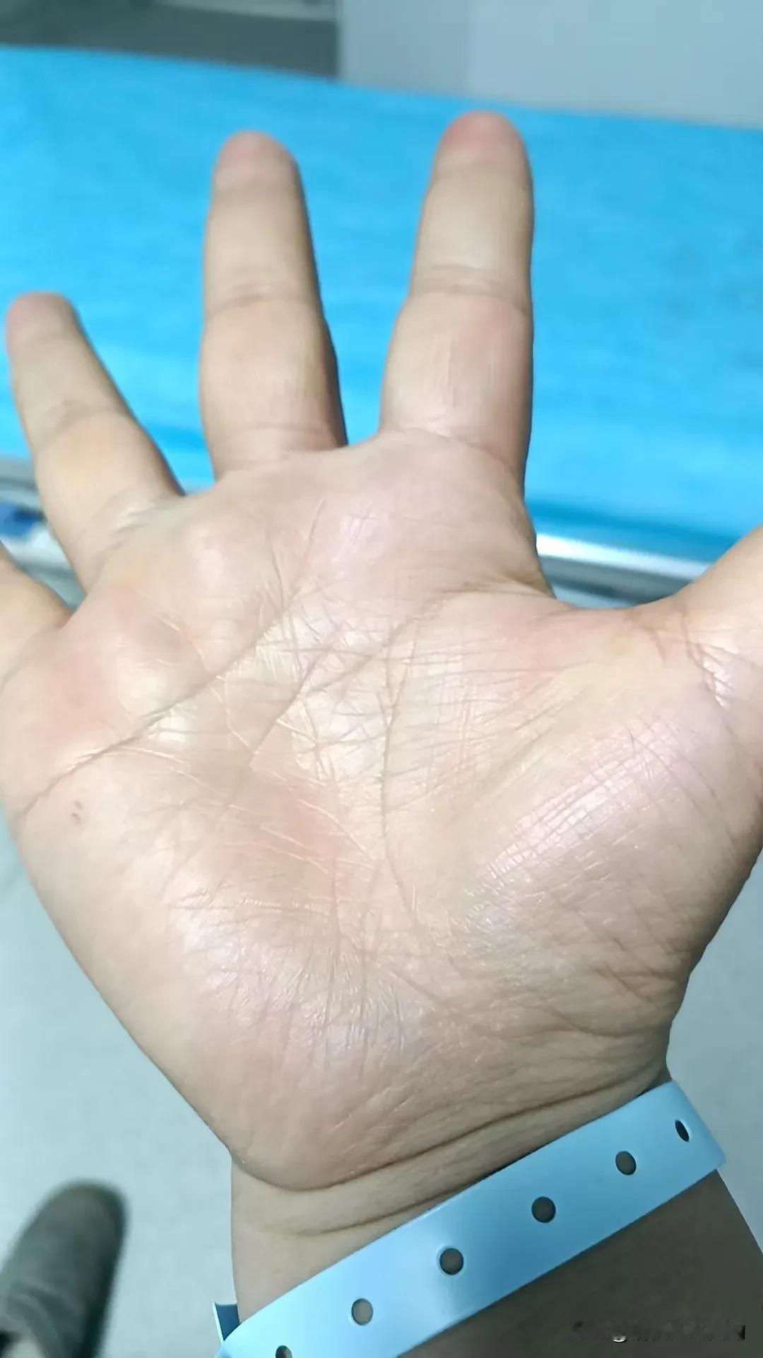 今天又吵架了。看了手想看看有没有二婚的命。不是婚姻坎坷。是太坎坷了