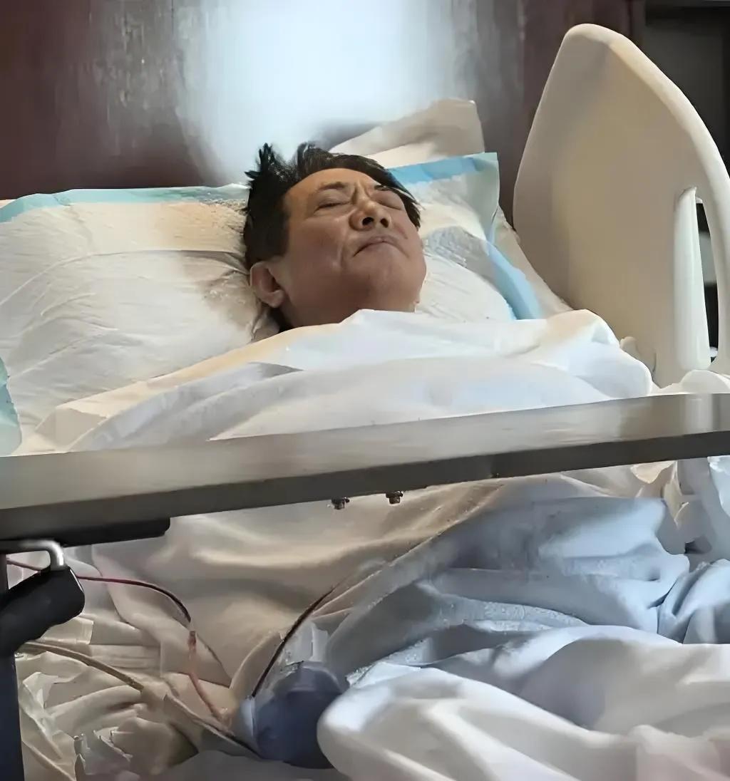 网传李连杰去世！然而，李连杰昨日发布了自己身穿病服躺在病床上的照片，还称最近又经