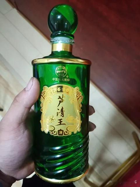 黄盖玻汾和绿脖西凤谁更好喝？这还真不好说！
黄盖玻汾是汾酒旗下嫡系，清香型，原料