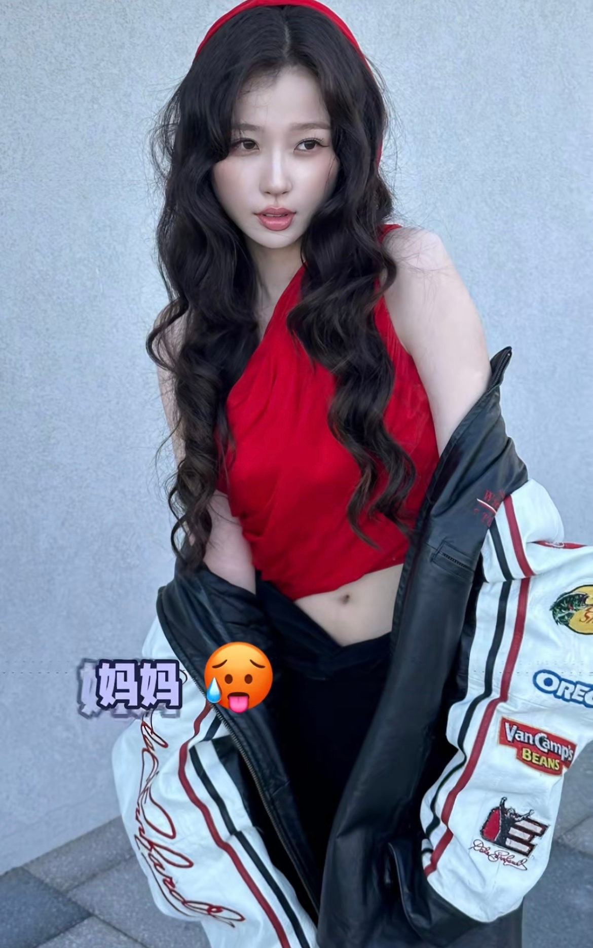 虞书欣受阿布扎比文化旅游署的官方邀请参加F1大奖赛，再一次被欣欣的身高震撼到～ 