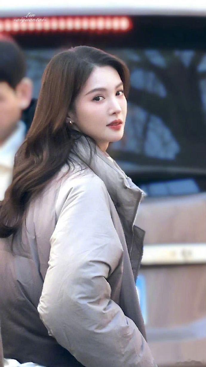 春晚春意红包 从爆火的二次元歌曲到春晚舞台，《春意红包》承载了无数人的期待。白鹿
