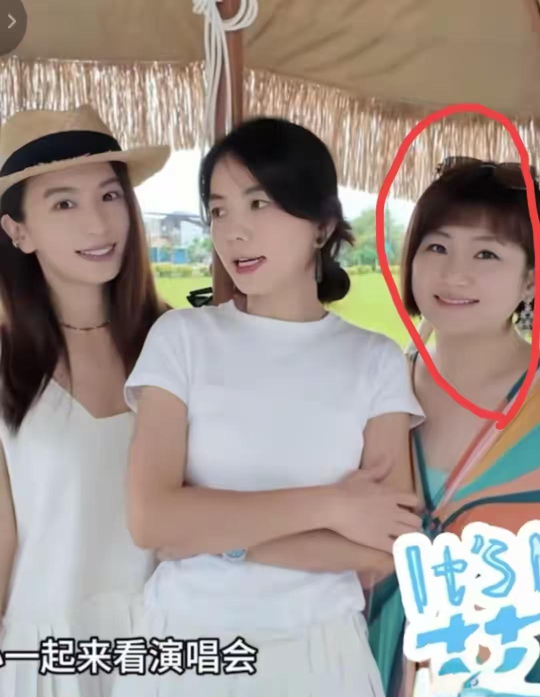 谁弄想到这竟然是SHE里的Selina！
她的变化也太大了，
身材发福的同时，