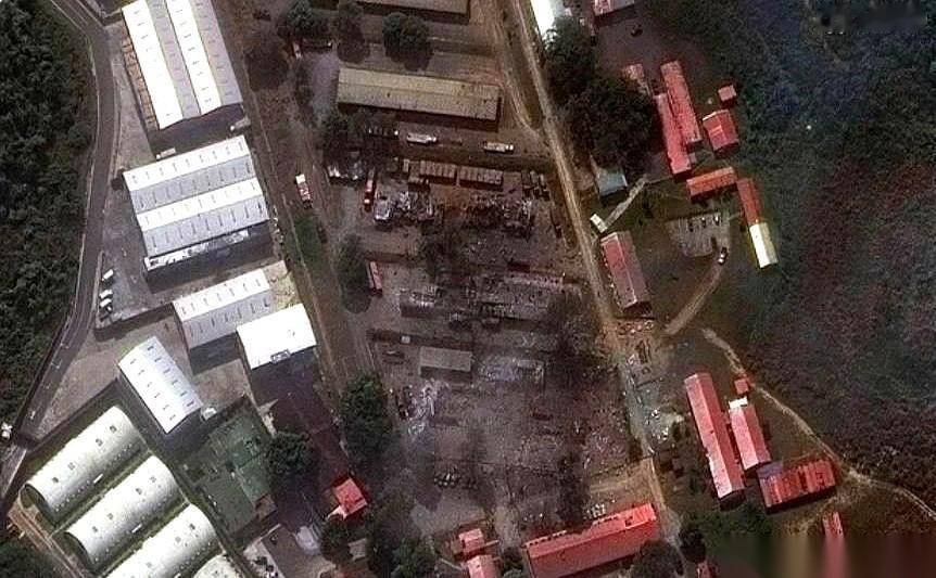 一张12月22日的卫星图，加拉加斯最大的军事基地，福特蒂乌纳，像一块码得整整齐齐