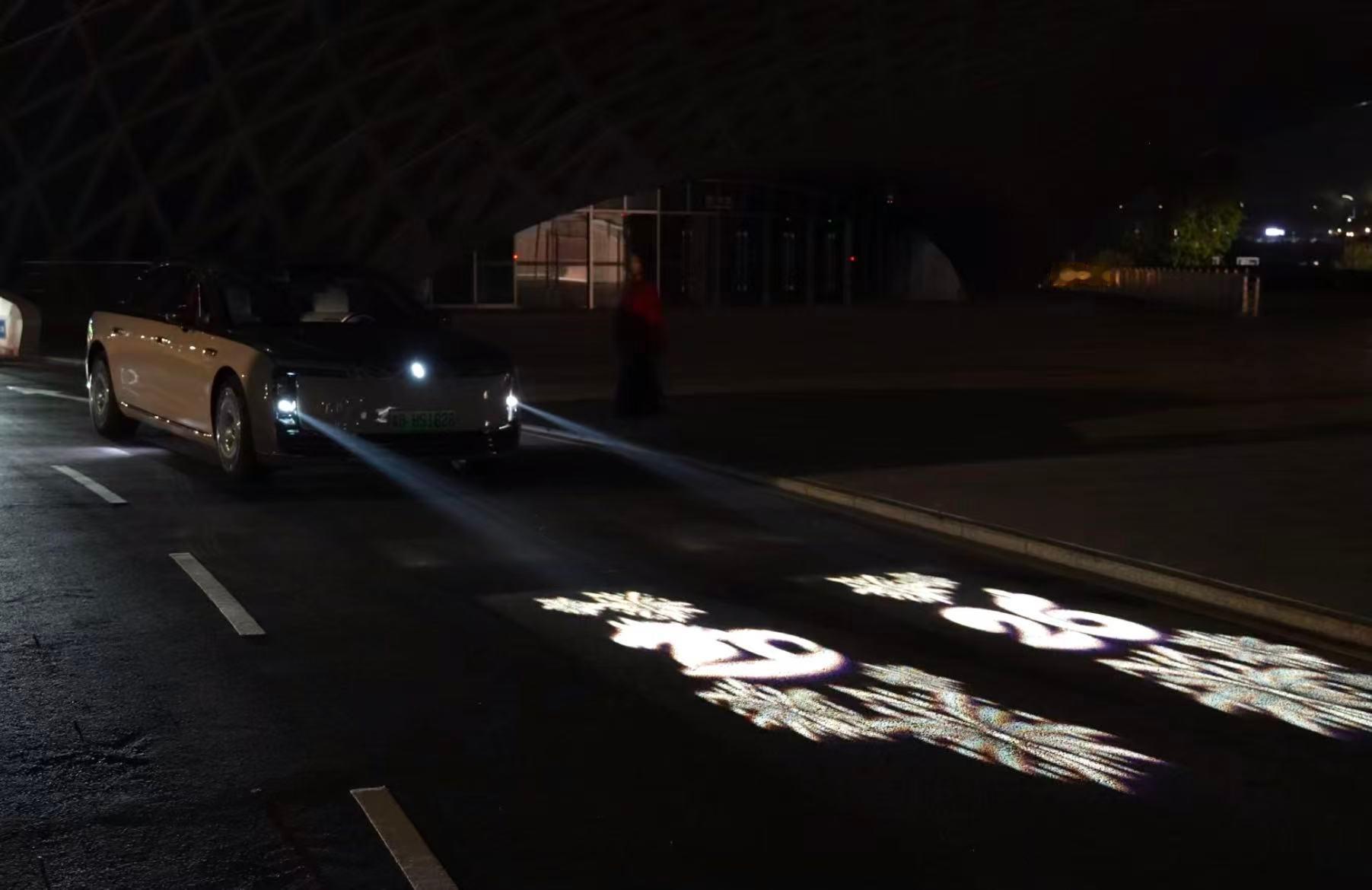 马年出门还得是马到成功马年一到开车都要讲吉祥话尊界S800这“马到成功”灯语直接