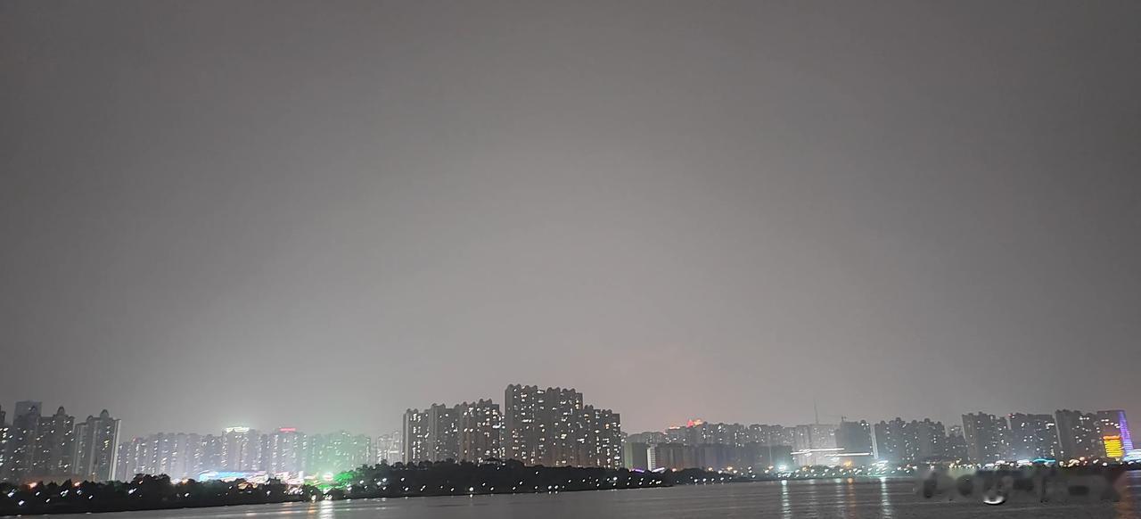 暮色将合时雨帘忽垂，松雅湖在细密雨脚中碎成万点银斑。我踩碎水洼冲进雨幕，鞋底与青