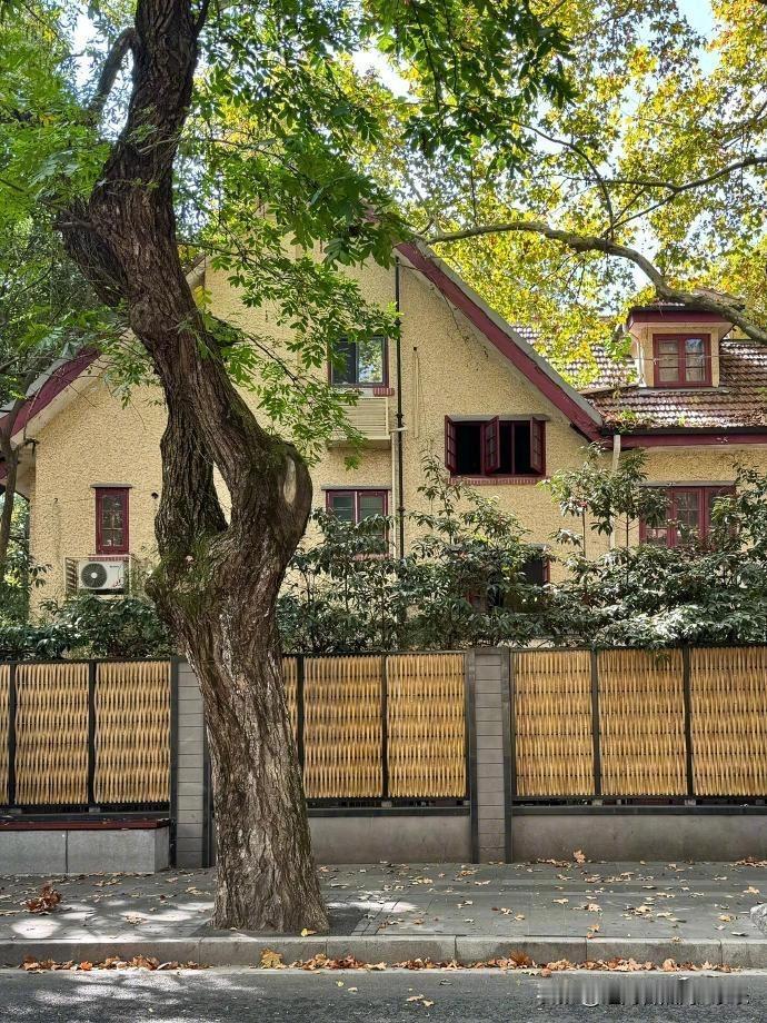 楼市有个残酷的规律：价格不是由大多数人决定，而是由最想买的那一小撮人决定。假设上