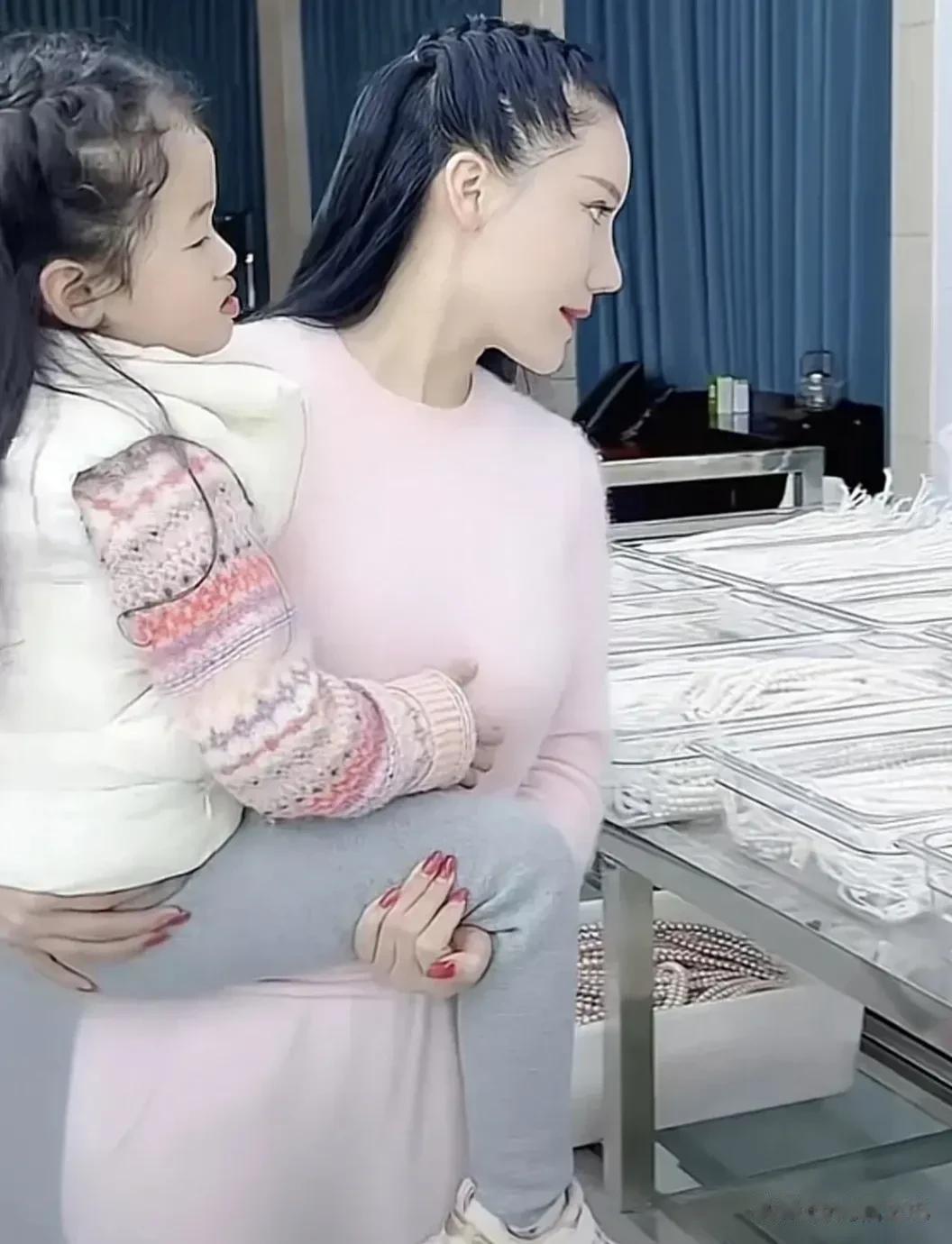 一直以为曼曼是一个段位很高，而且非常精明的人，可是现在感觉她还是没有学到张兰的精