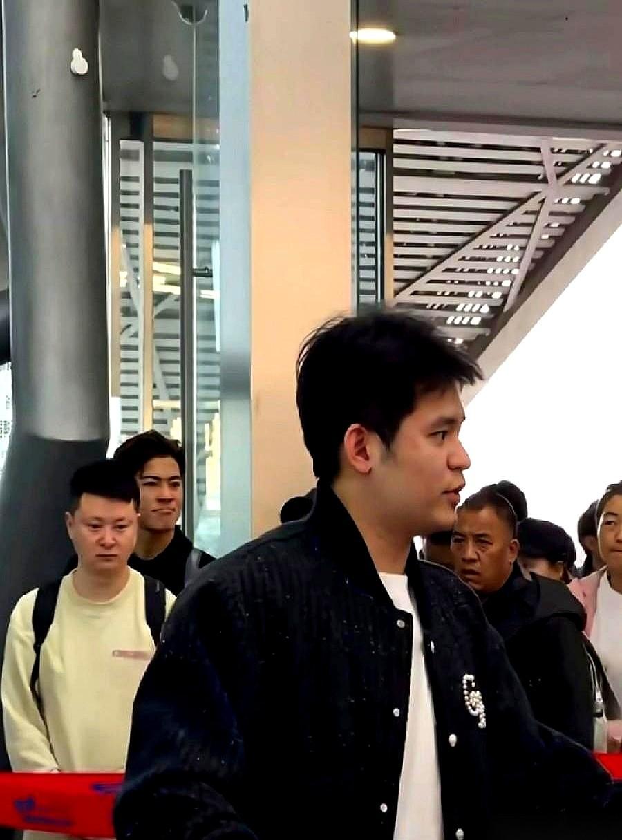 世界杯的欢呼声还没散干净，林诗栋已经一个人站在了太原的训练馆里，行李箱就扔在墙角