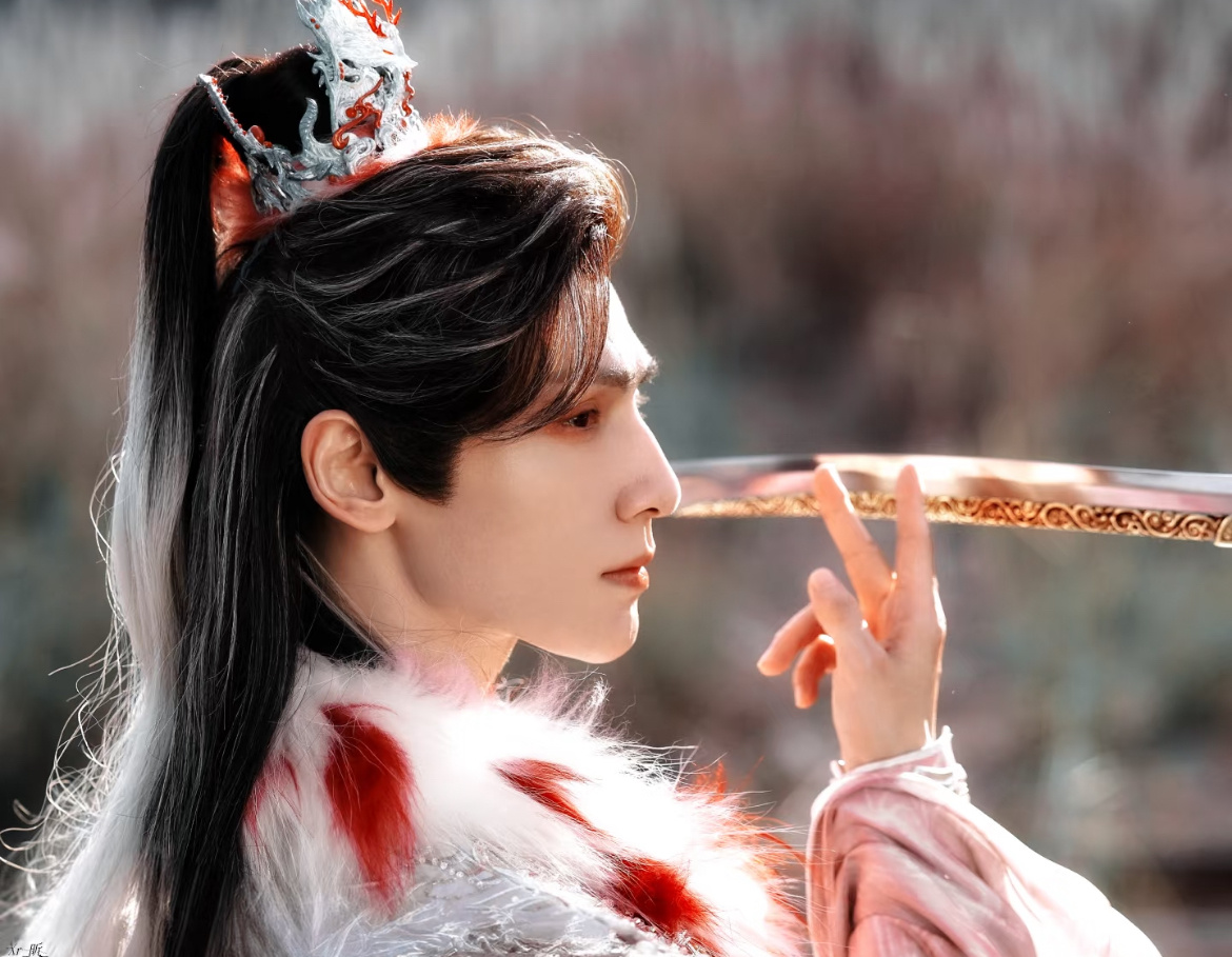 罗云熙把唐俪辞推我怀里罗云熙这一推推到我心里 罗云熙太懂唐俪辞的苏了！这一推哪是