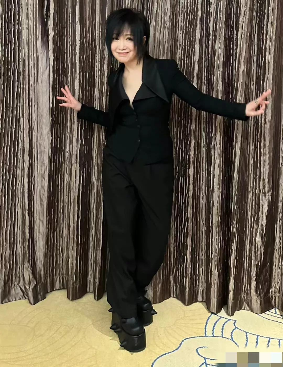 好久没见！
斯琴格日乐深夜发布了一组自拍照，精致的妆容下难掩疲态，最惹人注目的还
