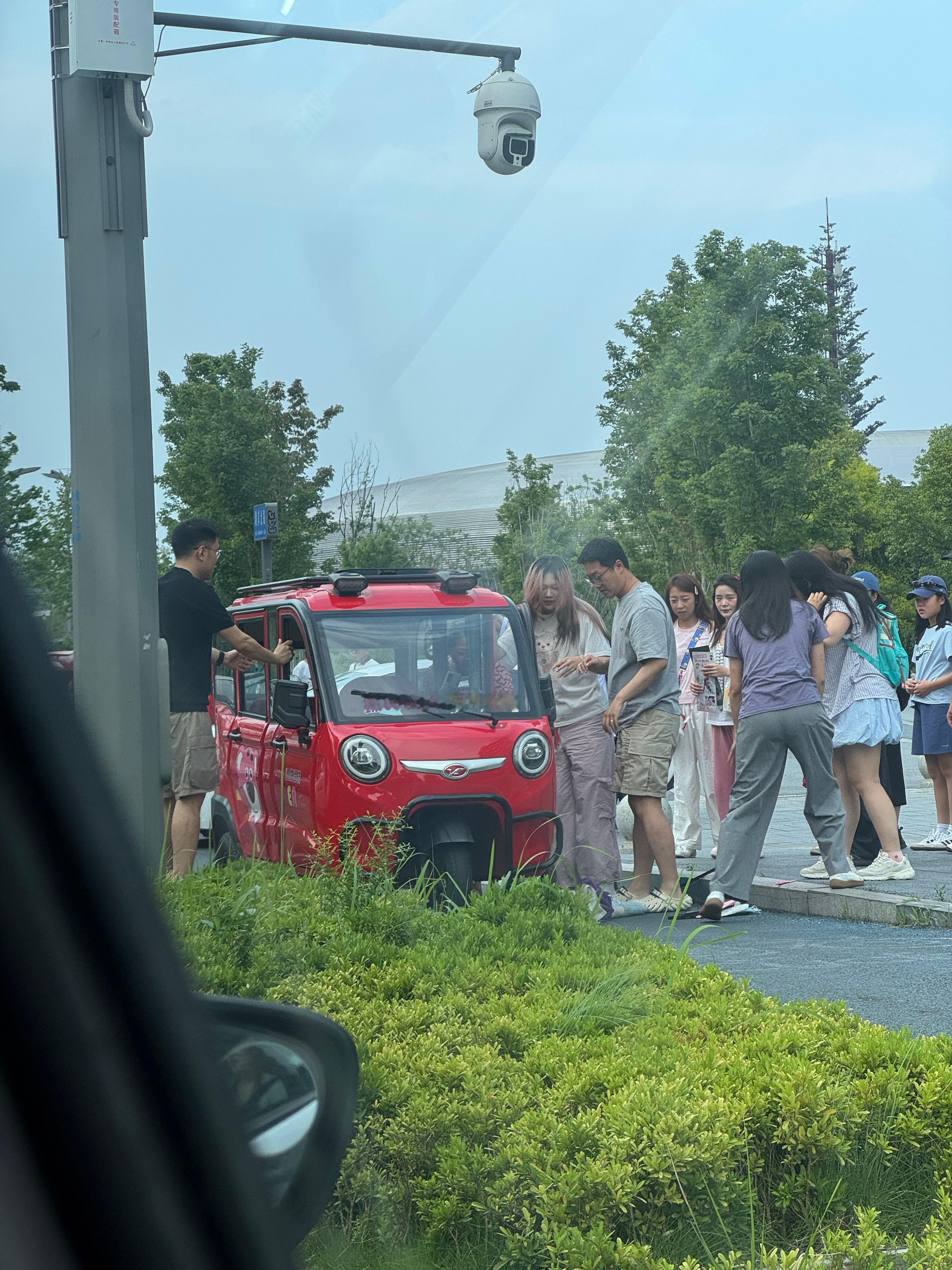 😂看演唱会路上很堵，所以这边很多这种蹦蹦，结果看到一辆翻车的，一些热心群众帮忙